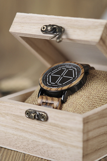 reloj futurista de madera 4
